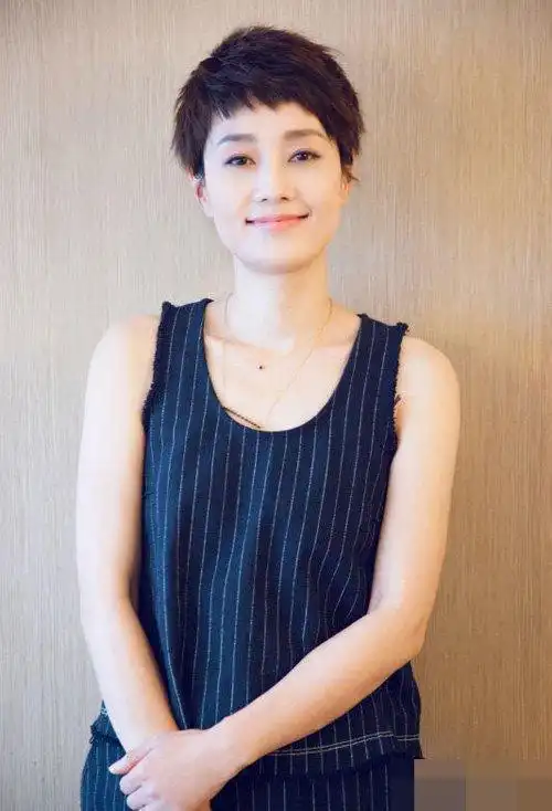 发型 圈内时尚的短头发图片 出席活动中的马伊琍,深深的被她的短发