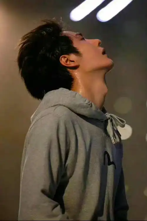 发点帅哥@uniq-王一博名品侧颜#王一博的考古日常