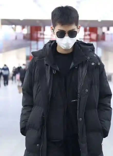 机场直拍!张翰梳寸头长腿抢镜 坐百万豪车祝福新年快乐