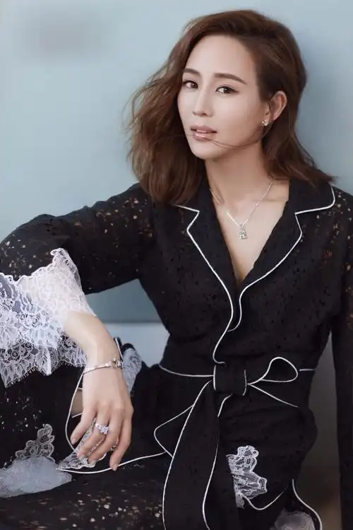 张钧甯黑色服装