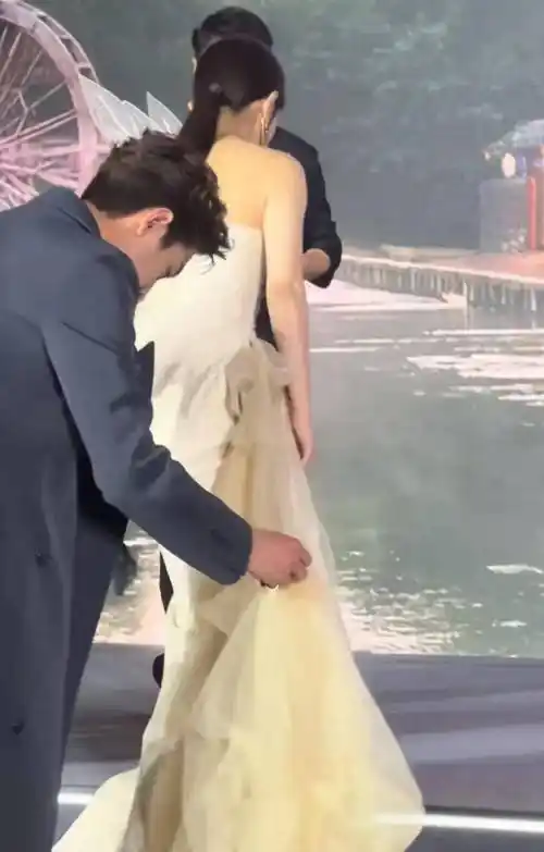 原创赵丽颖和曾黎同框身高差好萌林更新还抢着拉裙摆