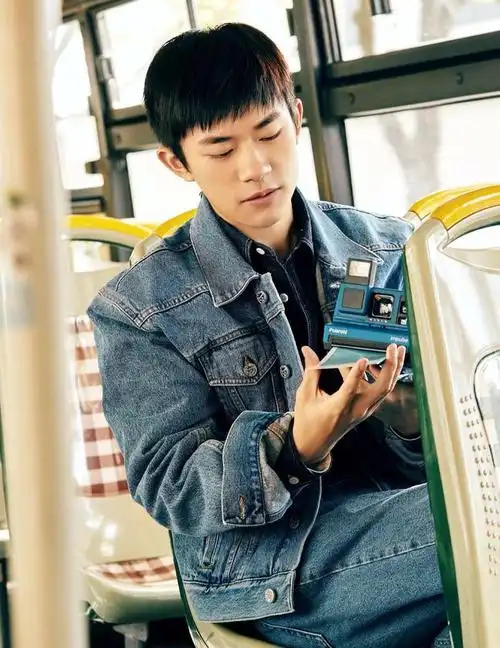 16岁绝版易烊千玺现身,粉丝花钱看6分钟,有人满足有人吐槽