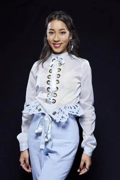 凭借过硬的唱功和黝黑的肤色而让人们深深的记住,她就是歌手吉克隽逸