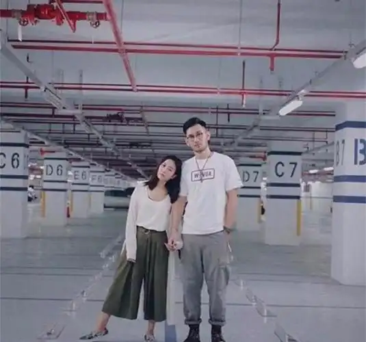 女的不到一米六,男的将近一米九,这对来自台湾的"最萌身高差情侣"是