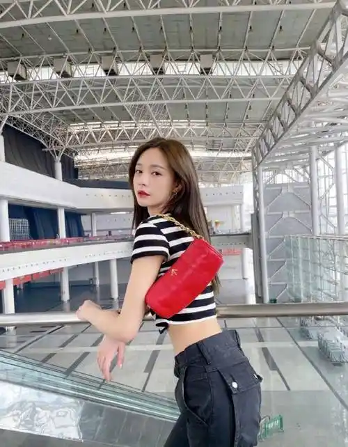 沈梦辰露脐装秀身材,腰太细裤子显空荡,精致妆容完美掩盖黑皮肤_杜