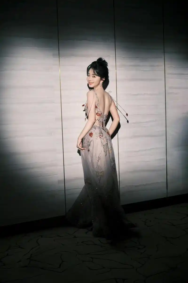谭松韵出席中国电视剧年度盛典,穿一身刺绣吊带裙,清新又优雅!