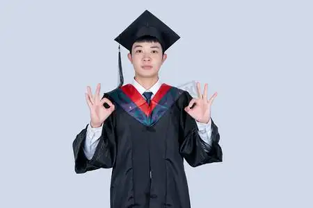 大学生毕业穿学士服毕业照双手ok手势