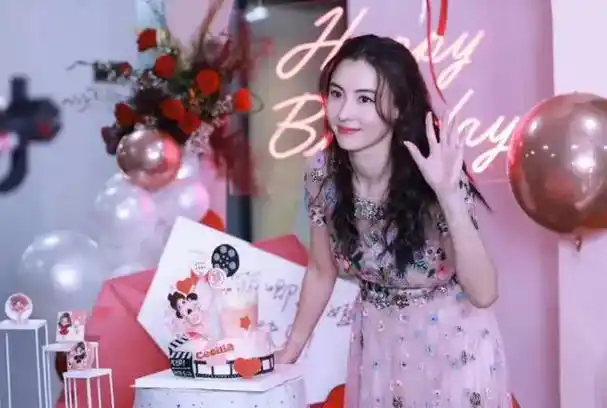 44岁张柏芝生日无人庆,独自现身瘦到脸不挂肉,四胎生父仍成迷