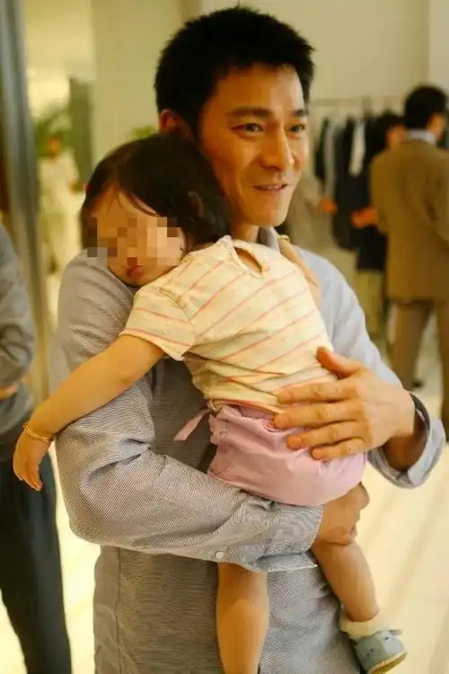 刘德华女儿近况曝光,比一年给女儿花5亿更厉害的,是他的育儿观