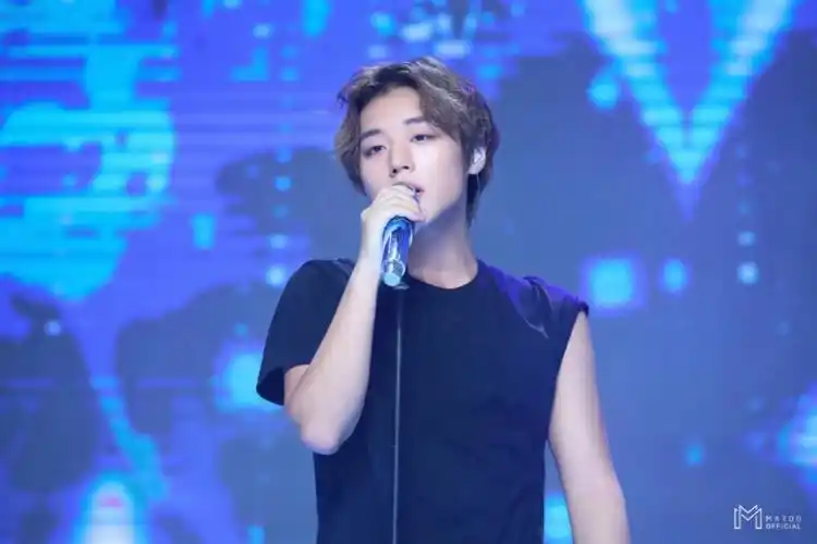 朴志训  昏头昏脑的眨宝好可爱～最后有个动图