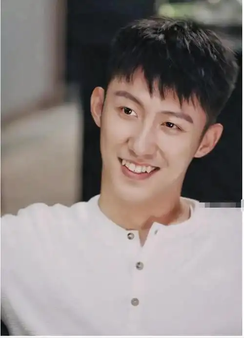 迪丽热巴与黄景瑜的料被实锤黄景瑜家暴又出轨一眼假