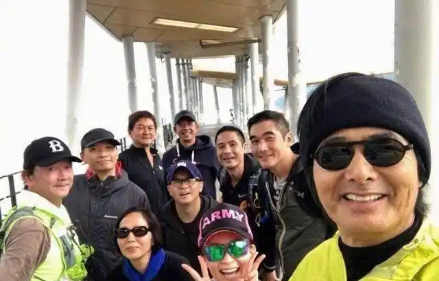 和40岁谢霆锋罕见同框,头发都白了更帅气_荧光_颜色_效果