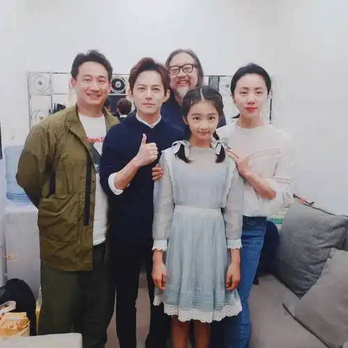 二女儿(2018)黄磊曾说过,何炅是多多的哥哥,像是自己的"另一个儿子"