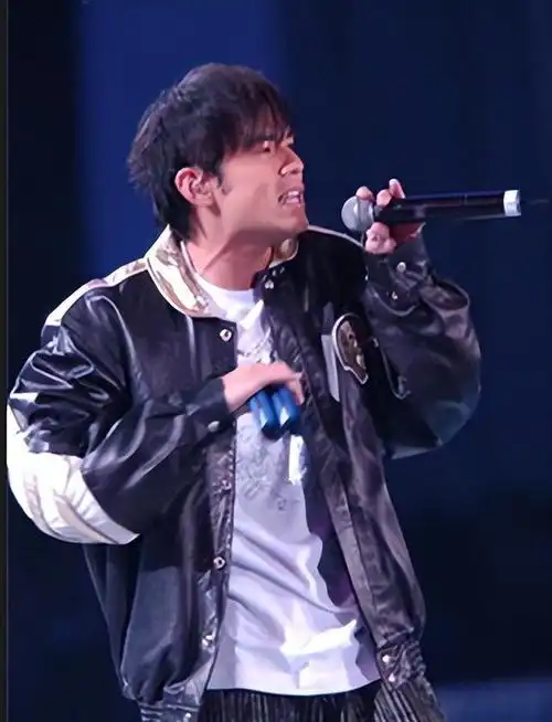 周杰伦演唱会门票秒售空,场内外人数近20万,周董依然华语顶流!