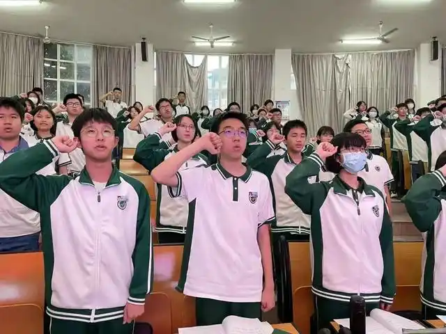 福建省泉州实验中学新团员入团宣誓仪式隆重举行