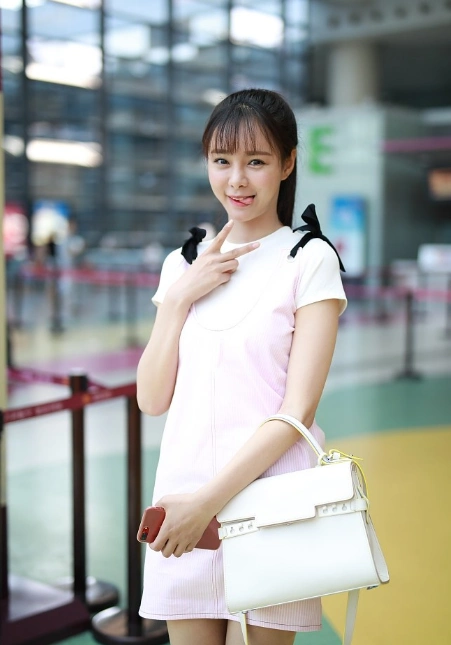 4 少女感满满!沈梦辰对镜头托腮吐舌频卖萌