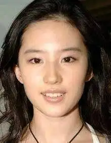 刘亦菲五官精致皮肤白皙,素颜照样"扛打",伪素颜妆容很重要_效果_眼线