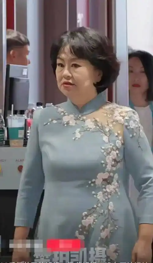 58岁鞠萍近照变化大!印第安纹明显一脸凶相,知情人曝其两副面孔_网友_