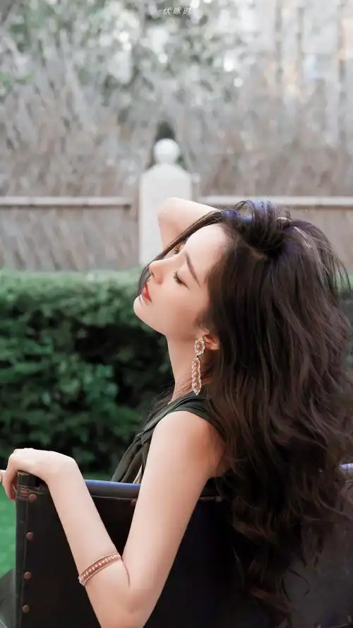 杨幂绿色水波烟雨绸缎长裙