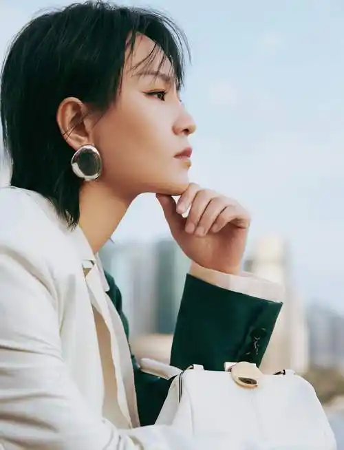 周笔畅时尚造型切换自如 风格各异彰显酷飒有型__凤凰网