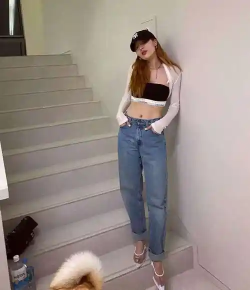 金泫雅深夜晒照不忘摆pose,嘴唇惨白吓到粉丝,难道是生病了?