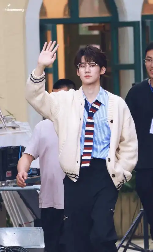 张真源戴眼镜好禁欲系0505    #今日星拍放送#丨#张真源奔跑吧