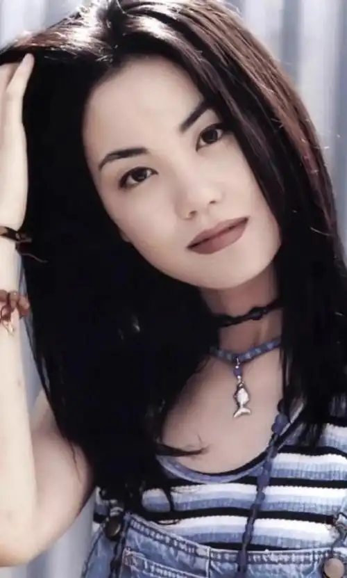 北京这一天裹脸出镜的王菲让所有人见识到她的江湖地位