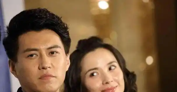 李佳:在与富商离婚后,二婚嫁给靳东,大龄生子真的也很幸福!