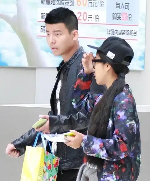 随着对吉克隽逸的了解逐渐深入,刘石坚渐渐意识到自己对这位女孩产生