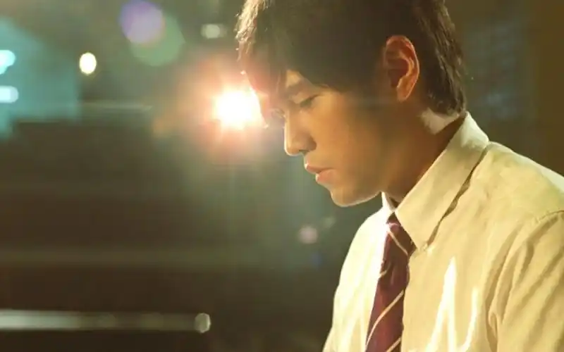 《不能说的秘密》周杰伦与钢琴王子斗琴,那时的杰伦还很瘦_哔哩哔哩