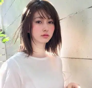 齐肩的中短发在发尾位置剪碎打薄处理,接着做成天然外翘质感,搭配轻薄