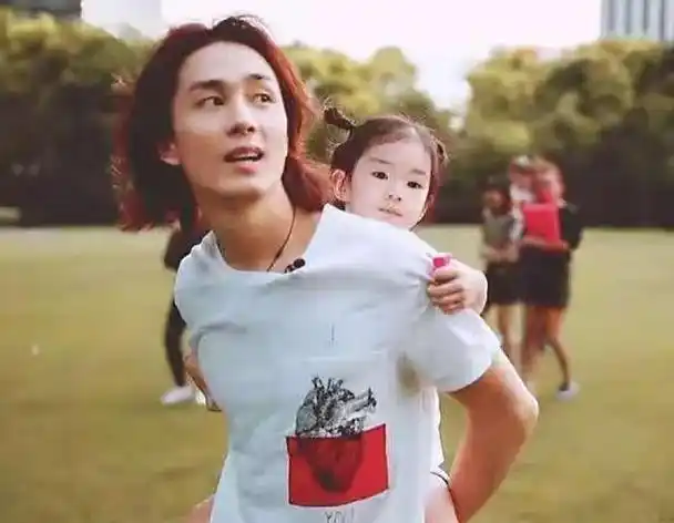 戚薇老公李承铉:我这辈子最幸福的事,就是"入赘"做了中国女婿