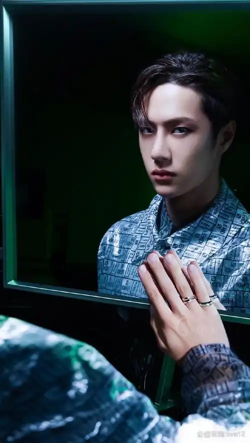 穿着白衬衫的王一博真是帅气的白马王子呀,(*^▽^*)蓬松柔软的头发,让