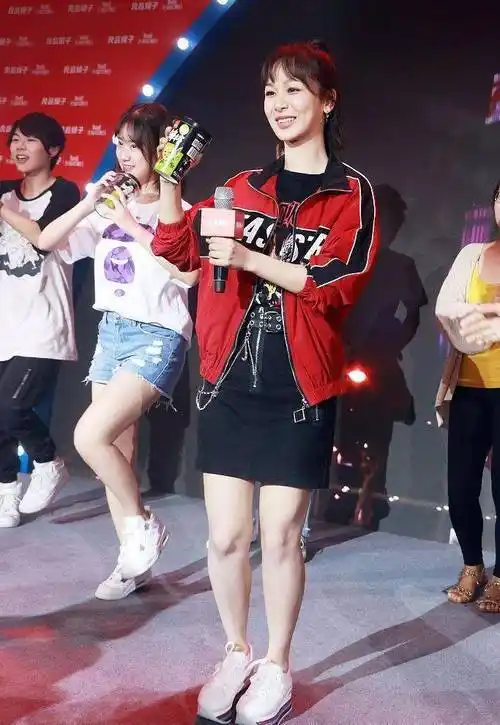 杨紫非主流造型原图,穿包臀裙勒的好紧,没腰但很迷人!_裙子_感觉_颜色