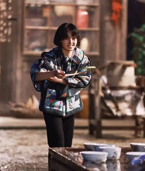 张子枫看张艺兴与彭昱畅跳舞,看到她的坐姿,比何炅还要豪放