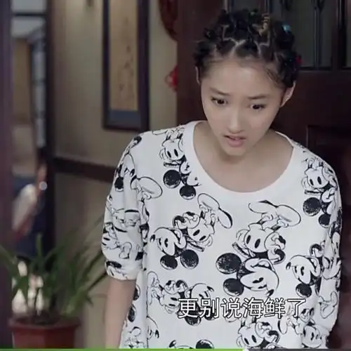 一件代发好先生关晓彤同款米奇印花长袖女t恤圆领套头卫衣短款