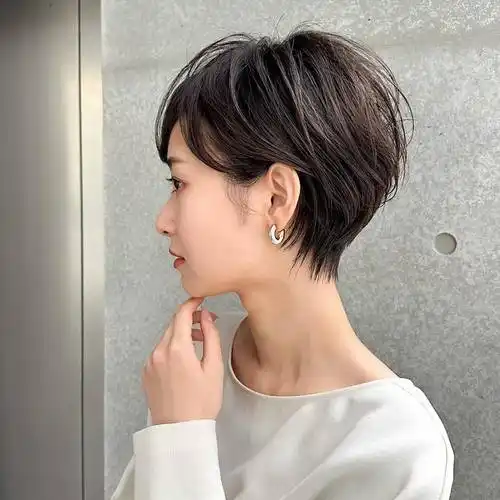 龙年最火短发来了精致时尚显脸瘦很适合40岁以上的姐妹们