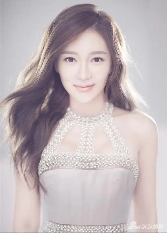 亲爱的设计师正拍刘凯菲不惧挑战演绎疯癫女