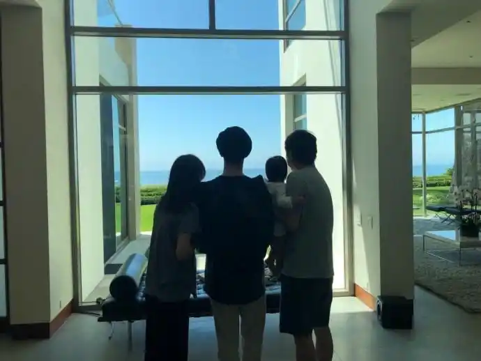 庾澄庆晒一家四口背影照 感慨当爸不易要有这三心