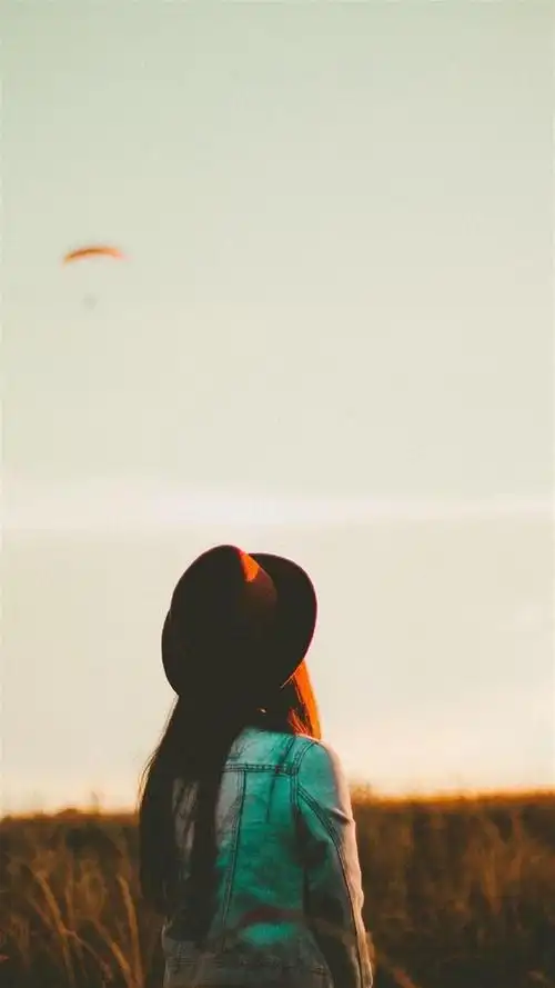 气质欧美长发女生背影,高清图片,手机锁屏桌面-壁纸族