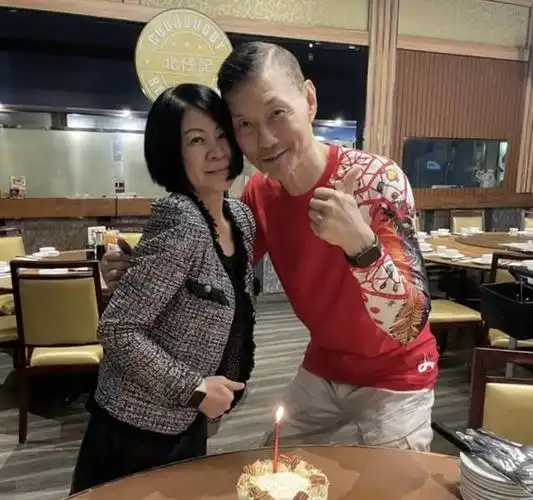 周比利和妻子魏骏杰(56岁)毕业于香港演艺学院,90年代初加盟无线电视