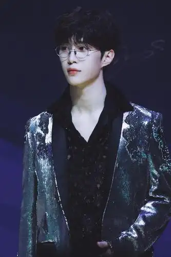 范丞丞眼镜请半永久!