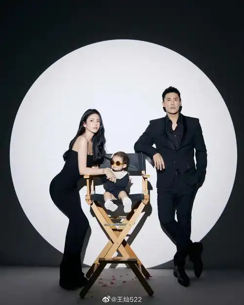 王灿晒带女儿拍全家福,与杜淳甜蜜对视,颜值不输女明星