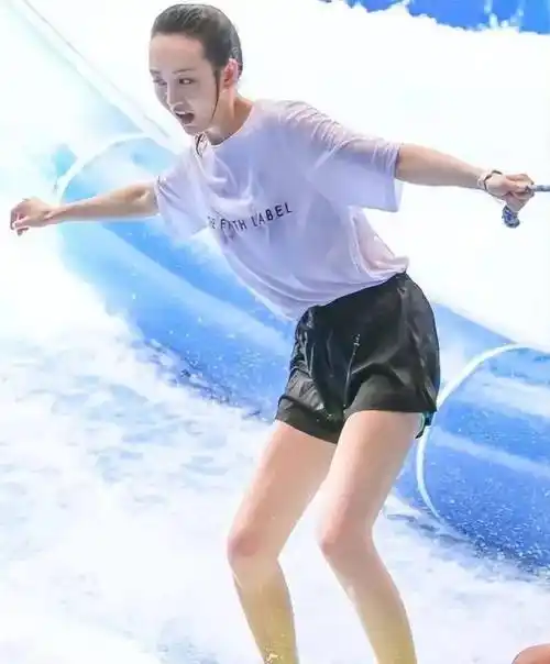 王鸥太"野"了,他穿着时髦的裤子直接下水了,她在水里真是美极了!