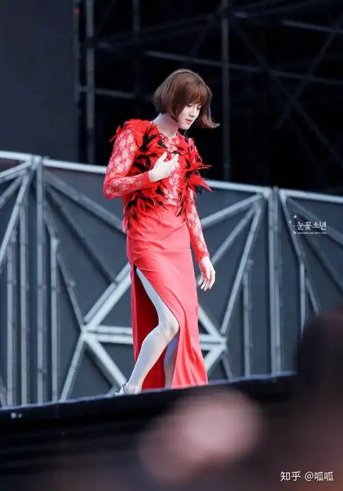 怎么评价suho14年的女装没错我就是想听你们夸他给我夸爆他啊啊啊啊啊