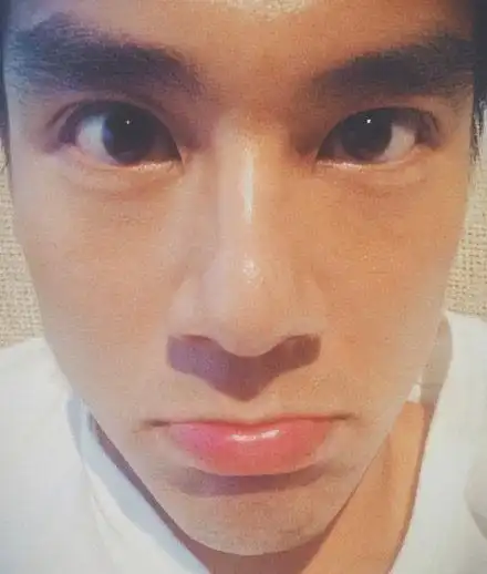 彭于晏晒素颜自拍照获赞