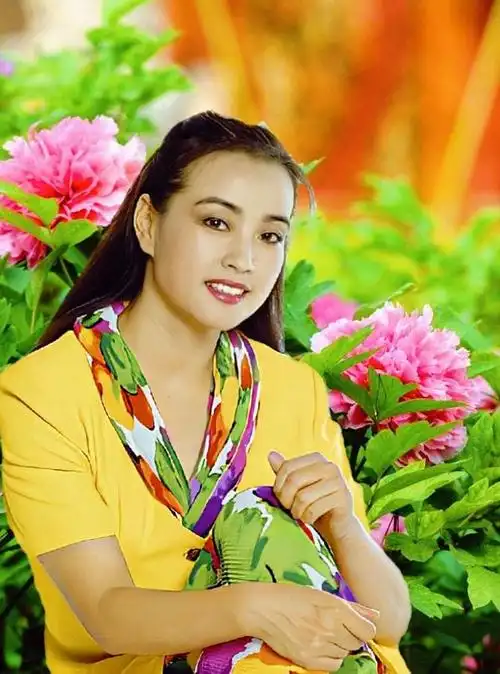 30多年前的刘晓庆把美留在挂历上原生肌肤太嫩了穿衣也高调