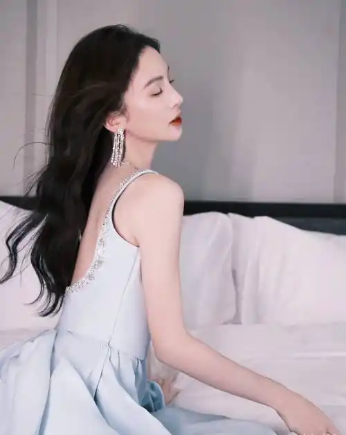 金晨的侧颜一向是很抗打的,再加上裸粉色修身裙的加持,真的是无人能敌