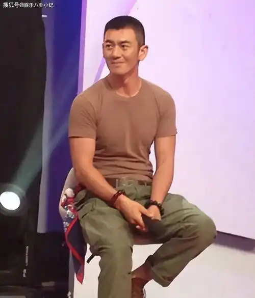 敬业,再加上很有实力,受到过很多人的喜爱,其中就包括当红明星郑伊健