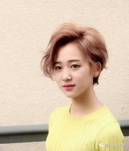 今年超短发流行"漏耳头"